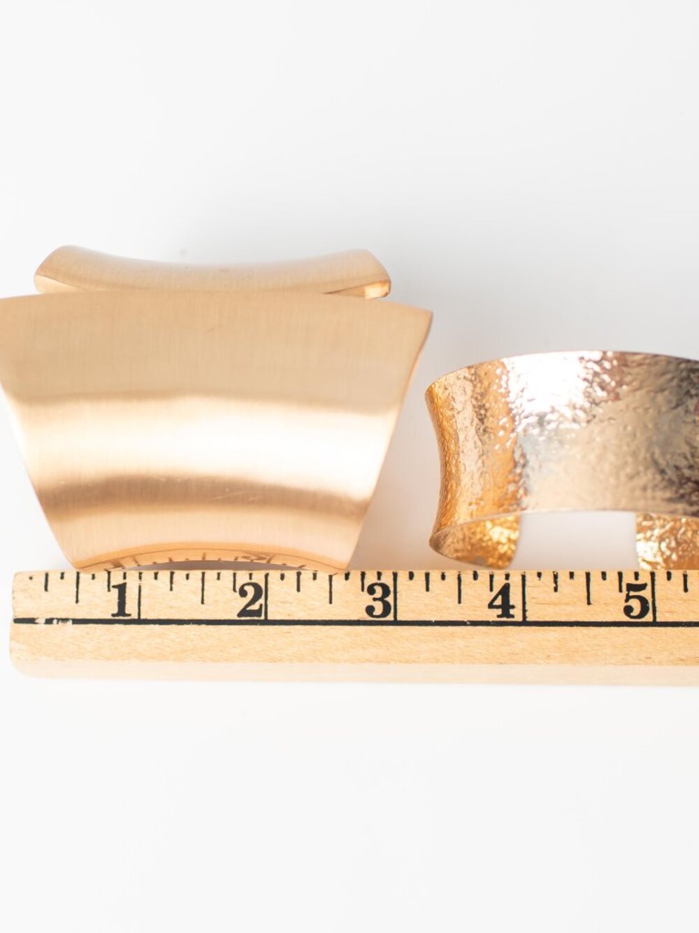 Lot of 2 Gold Tone Wide Cuff Bracelets Modern Statement Hammered Hinged - Picture 4 of 5